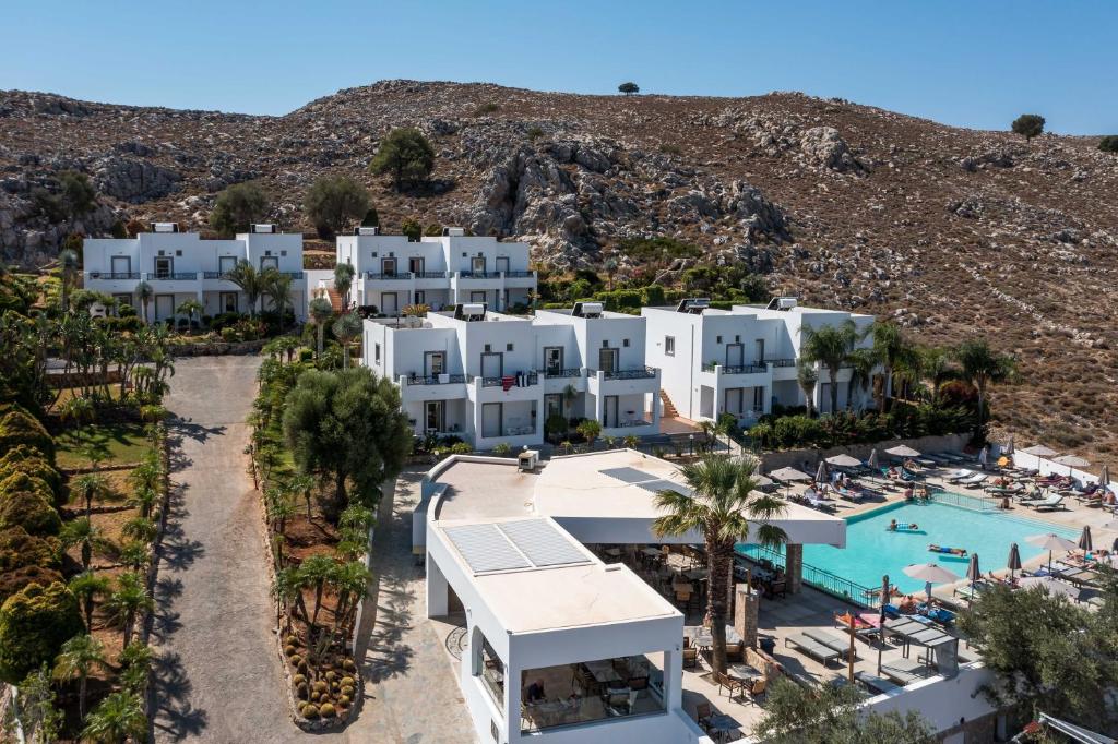 een luchtzicht op het hotel en het resort bij Lambis Studios & Apartments in Lindos