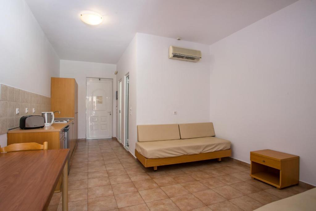 Lambis Studios & Apartments - 5