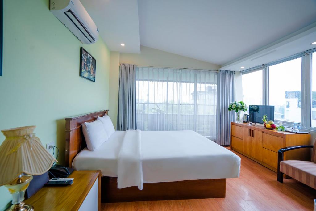 Postel nebo postele na pokoji v ubytování Ha Noi Lake View Hotel & Travel