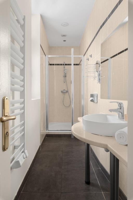 Koupelna v ubytování Le Phénix Hôtel