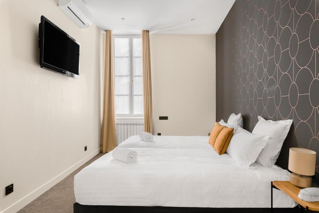 Postel nebo postele na pokoji v ubytování Le Phénix Hôtel