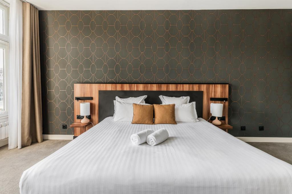 Postel nebo postele na pokoji v ubytování Le Phénix Hôtel