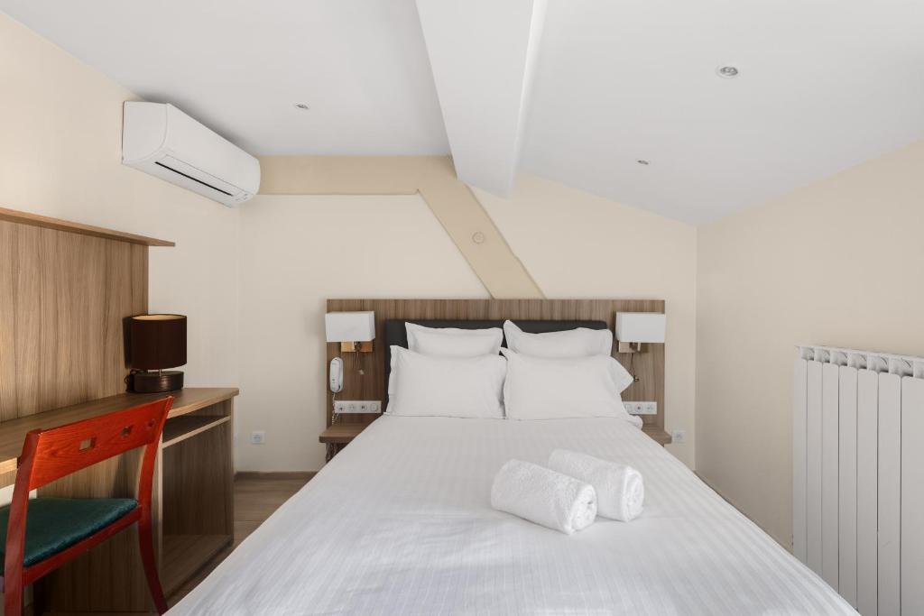 Postel nebo postele na pokoji v ubytování Le Phénix Hôtel