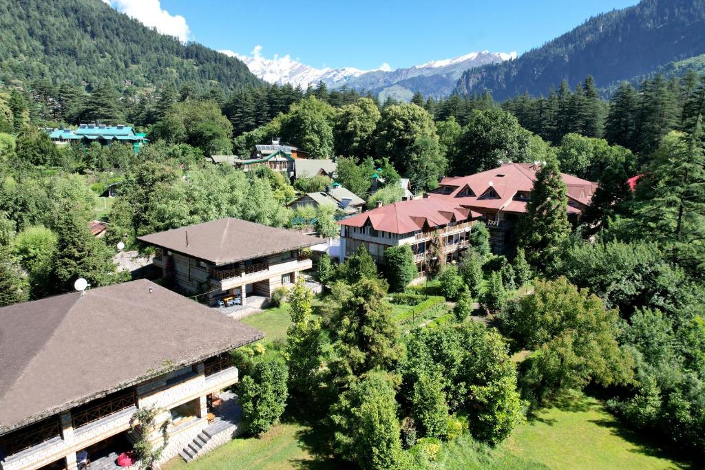 una vista aérea de un complejo en las montañas en Banon Resorts en Manāli