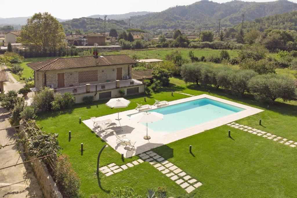 una vista aérea de una casa con piscina en Casa Teresa - Happy Rentals, en Camaiore