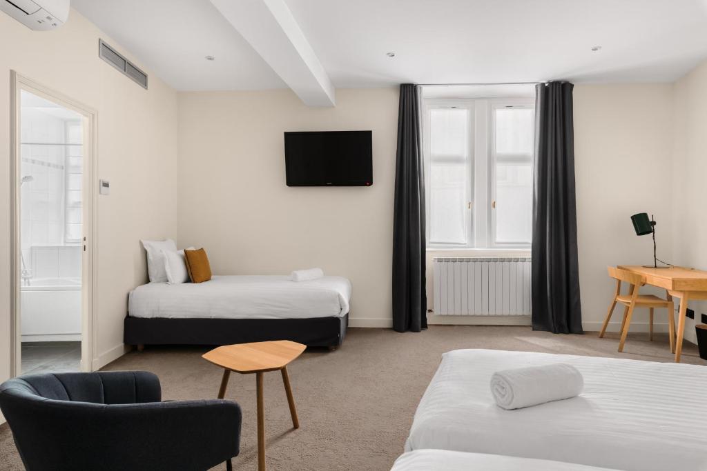 Postel nebo postele na pokoji v ubytování Le Phénix Hôtel
