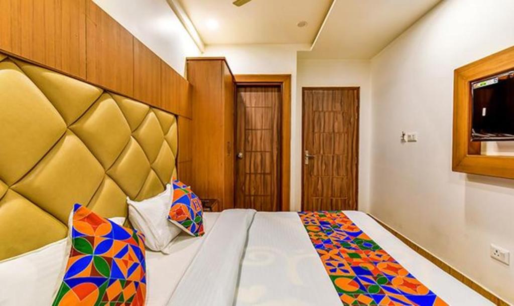 Letto o letti in una camera di FabExpress Clock View 500M From The Mall Road