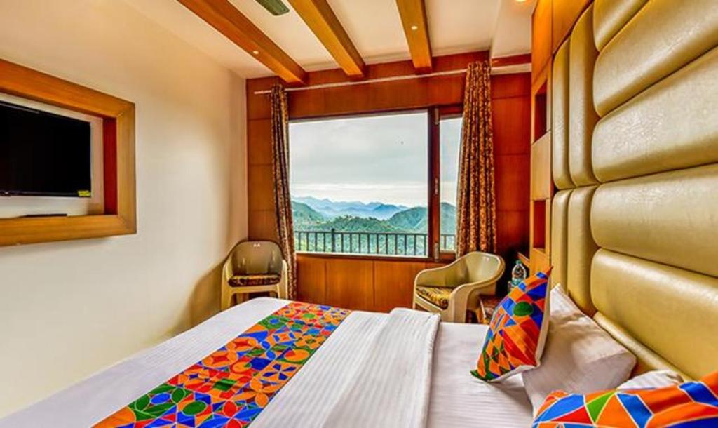 Letto o letti in una camera di FabExpress Clock View 500M From The Mall Road