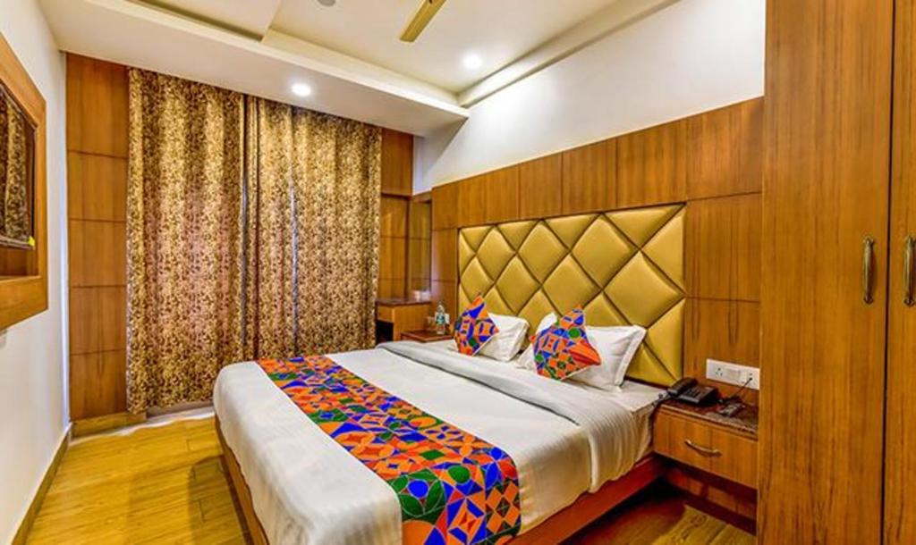 Letto o letti in una camera di FabExpress Clock View 500M From The Mall Road