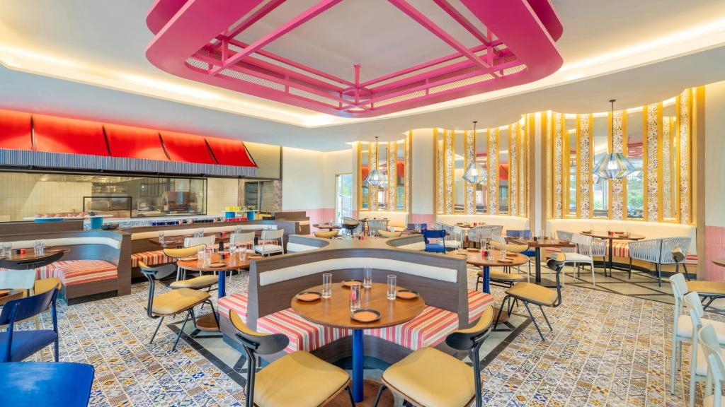 Un restaurante o sitio para comer en ibis Styles Goa Vagator - An Accor Brand