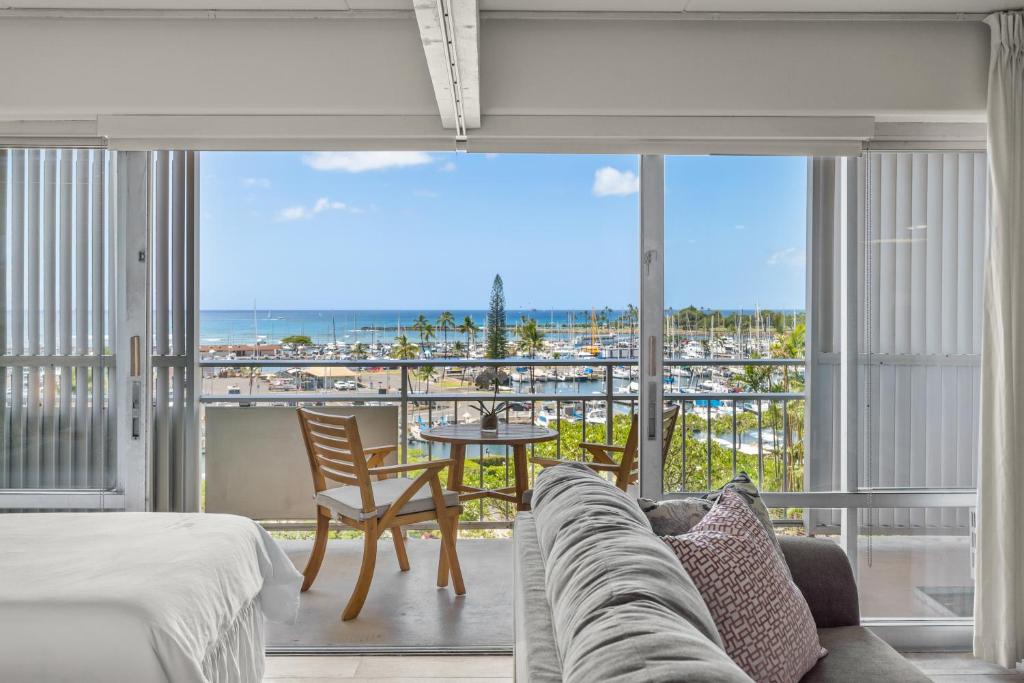 sala de estar con sofá y vistas al océano en Ilikai Hotel with Ocean View, en Honolulu