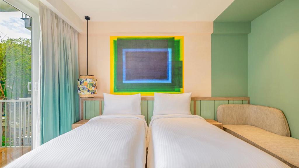 Cama o camas de una habitación en ibis Styles Goa Vagator - An Accor Brand