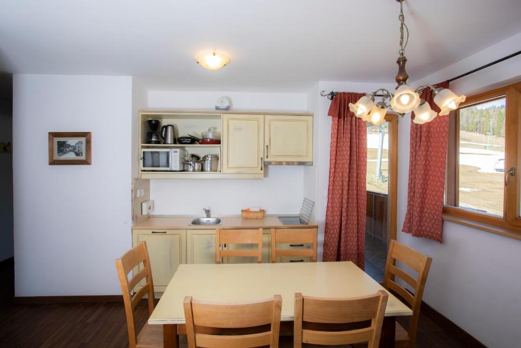 Apartments Telemark Kranjska Gora - 两居室公寓，阳台和滑雪坡景观