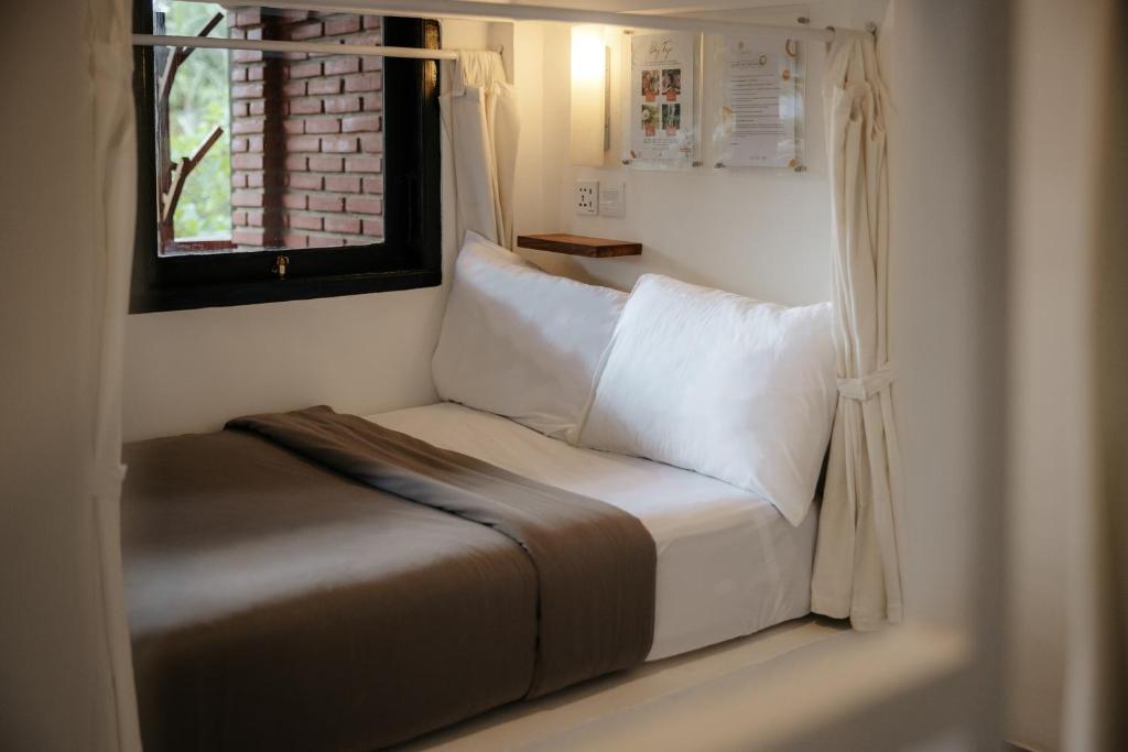 Postel nebo postele na pokoji v ubytování Puri Garden Hotel & Hostel