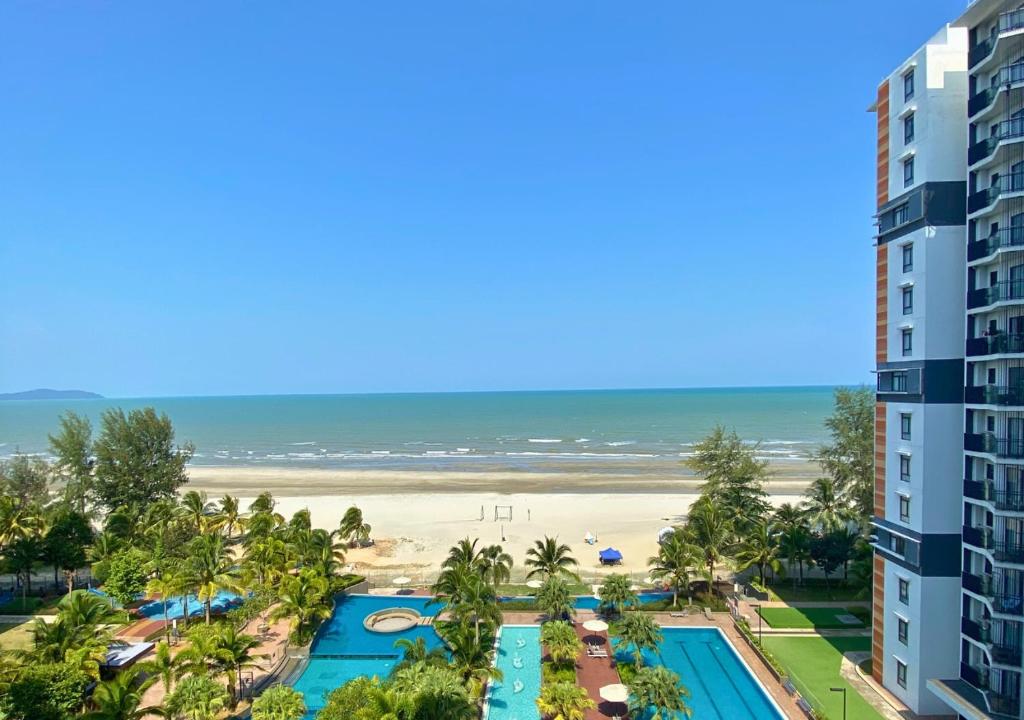 uitzicht op het strand vanaf het balkon van een resort bij Timurbay Seafront Residence in Kuantan