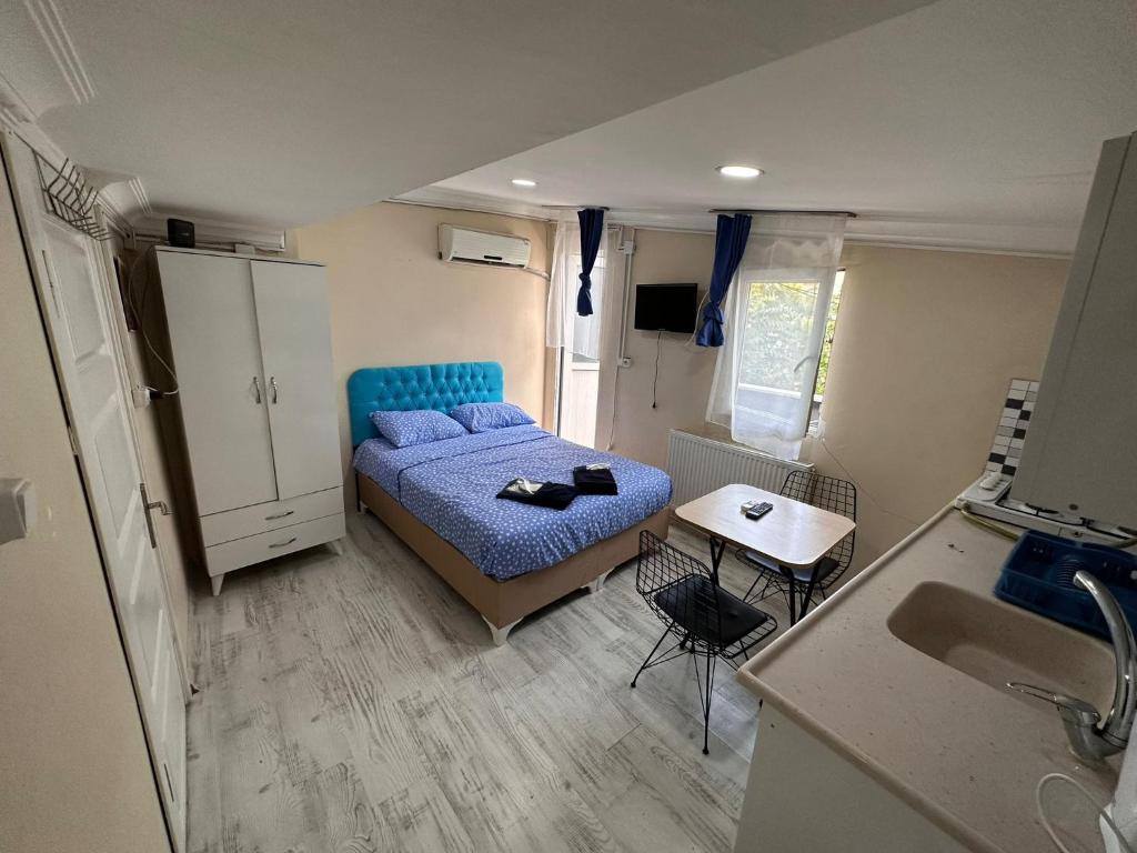 Dormitorio pequeño con cama y mesa en TAKSİM APART SUİT, en Estambul