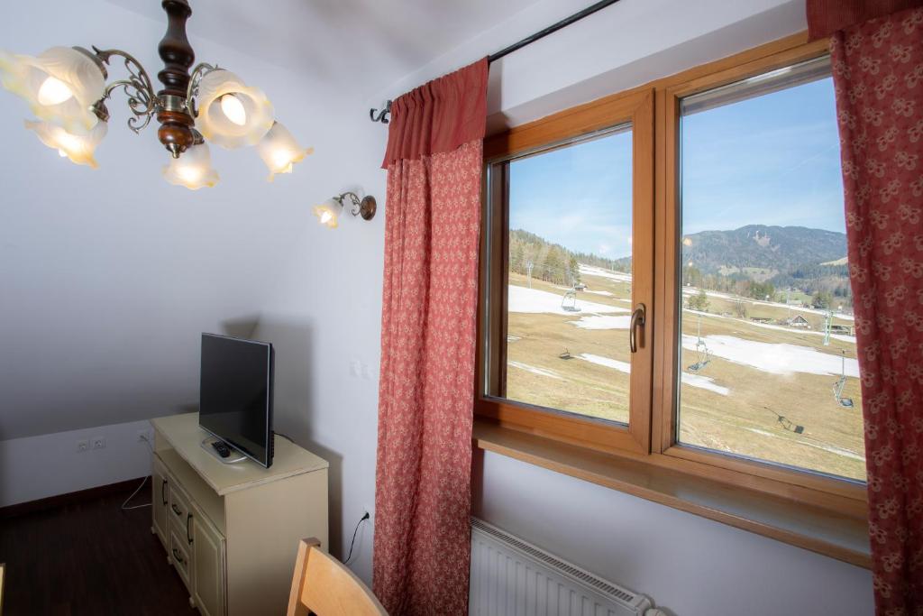 Apartments Telemark Kranjska Gora - 两居室公寓，阳台和滑雪坡景观