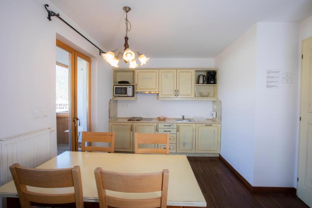 Apartments Telemark Kranjska Gora - 一居室公寓，阳台和滑雪坡景观