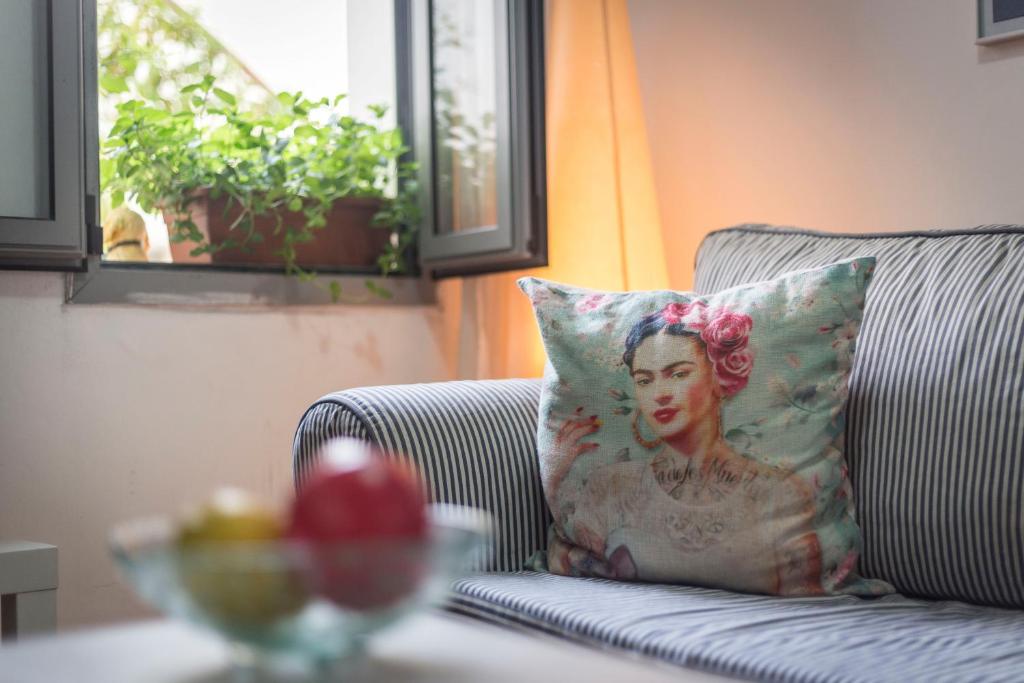 una almohada en un sofá en la sala de estar en Studio Trendy Kerem center tel aviv, en Tel Aviv