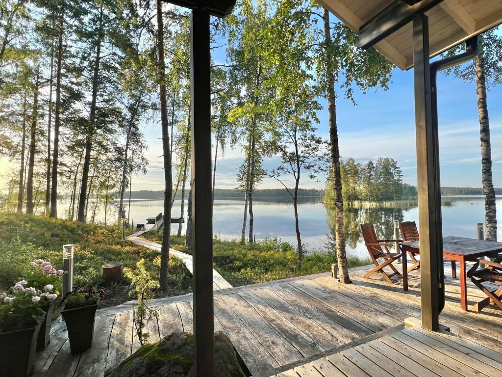 - une vue depuis la terrasse couverte d&#39;une maison au bord du lac dans l&#39;établissement Saimaan Villa Mustikka, à Äitsaari