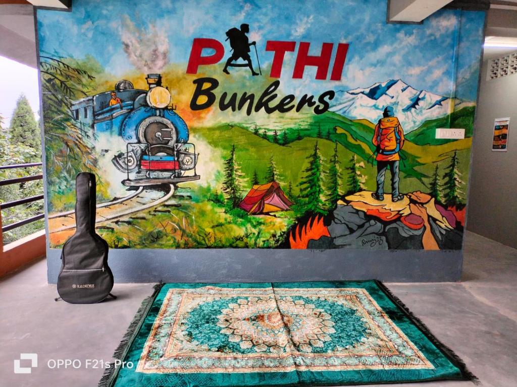 una pared con una pintura de un tren en ella en PATHI BUNKERS, en Darjeeling