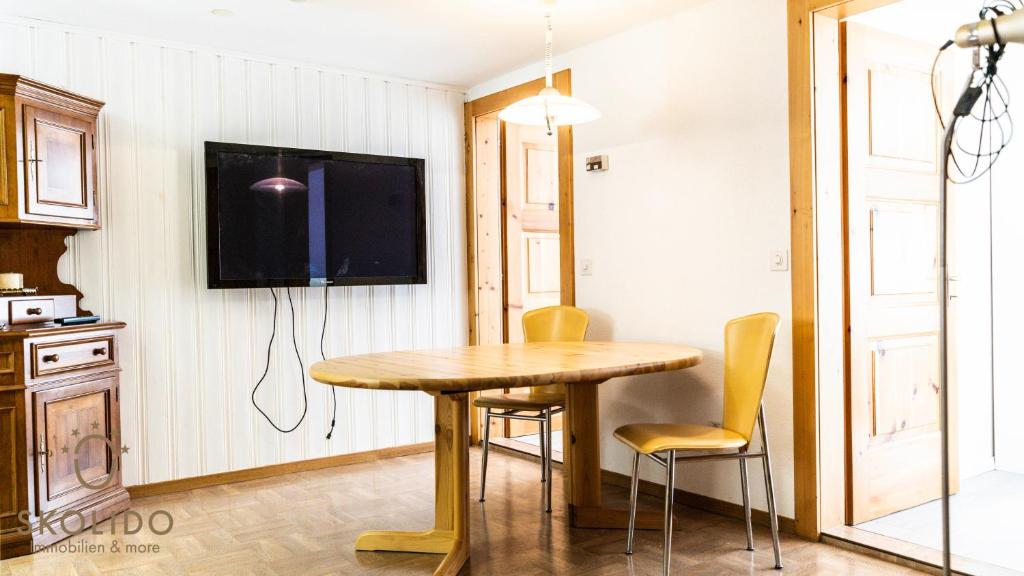 TV a/nebo společenská místnost v ubytování Gemütliches Ferienhaus Brigerbad