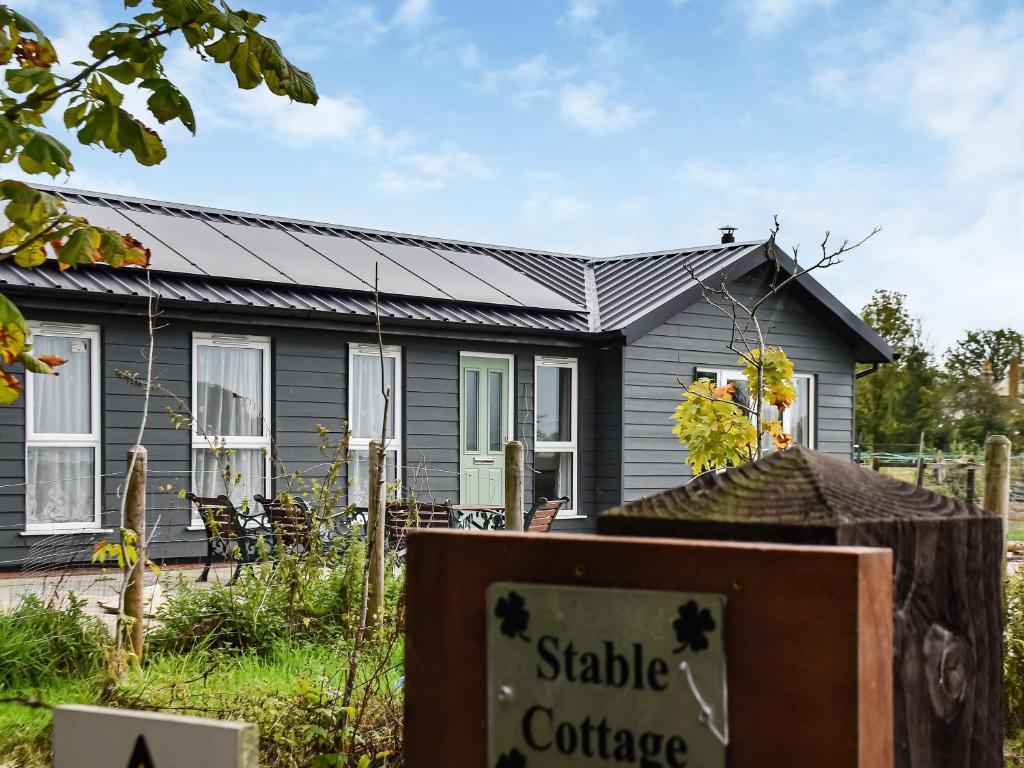 uma casa com um sinal em frente em Stable Cottage - Uk45134 em Barnby