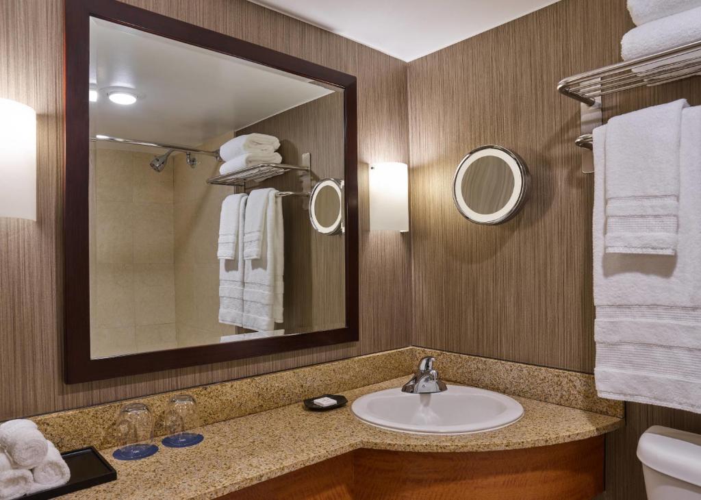 Courtland Grand Hotel, Trademark Collection by Wyndham former Sheraton Atlanta - Corner Queen Suite, Non-fumeur
