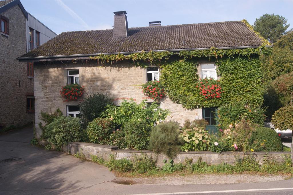 a house with ivy on the side of it at Bei Ulla und Willi auf dem Land in Aachen