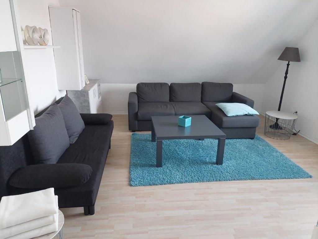a living room with a couch and a coffee table at Ferienwohnung Vorländer in Munster