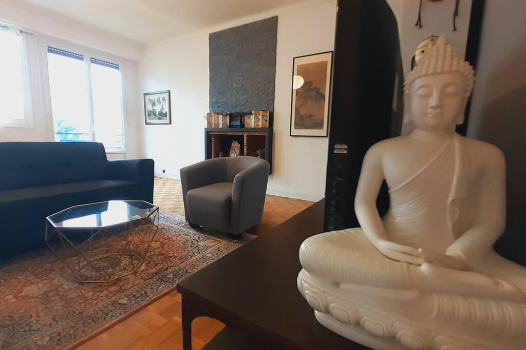 - un salon avec une statue d'une femme assise sur un canapé dans l'établissement Appartement calme, lumineux et spacieux. Angers., à Angers