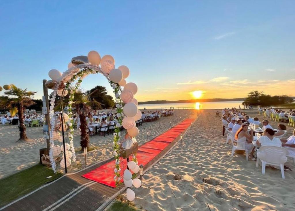 - une cérémonie de mariage sur la plage au coucher du soleil dans l'établissement Grands mobil-homes 4 chambres clim-parking privées-possibilité d'accueil jusqu'à 20 voyageurs-Siblu, à Gastes
