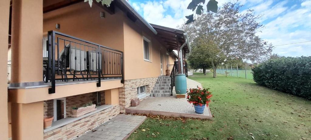 Budova, v ktorej sa apartmán nachádza