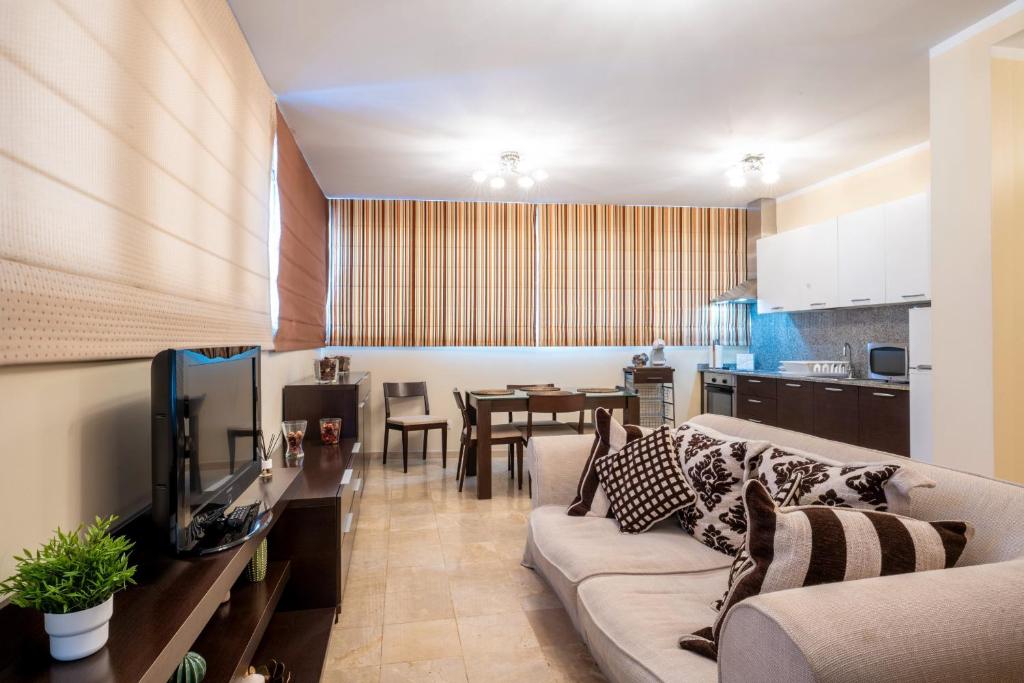 サンタクルス・デ・テネリフェにあるCentrico apartamento en Santa Cruz de Tenerifeのリビングルーム(ソファ付)、キッチン