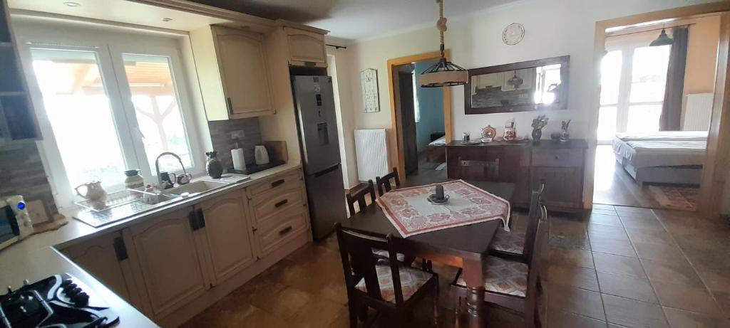 Kuchyňa alebo kuchynka v ubytovaní Gyöngyvirág apartman delux
