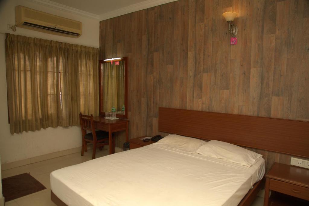 Postel nebo postele na pokoji v ubytování Kings Hotel Egmore