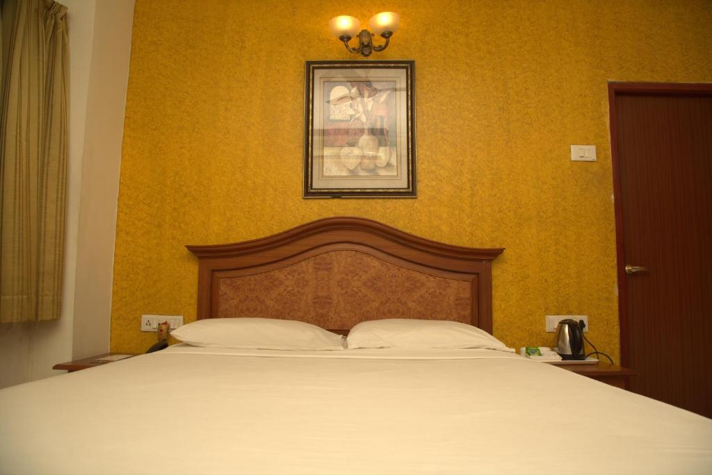 Postel nebo postele na pokoji v ubytování Kings Hotel Egmore