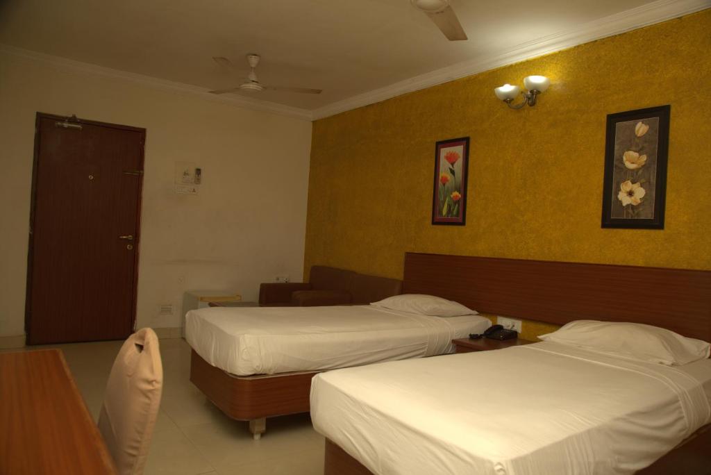Postel nebo postele na pokoji v ubytování Kings Hotel Egmore