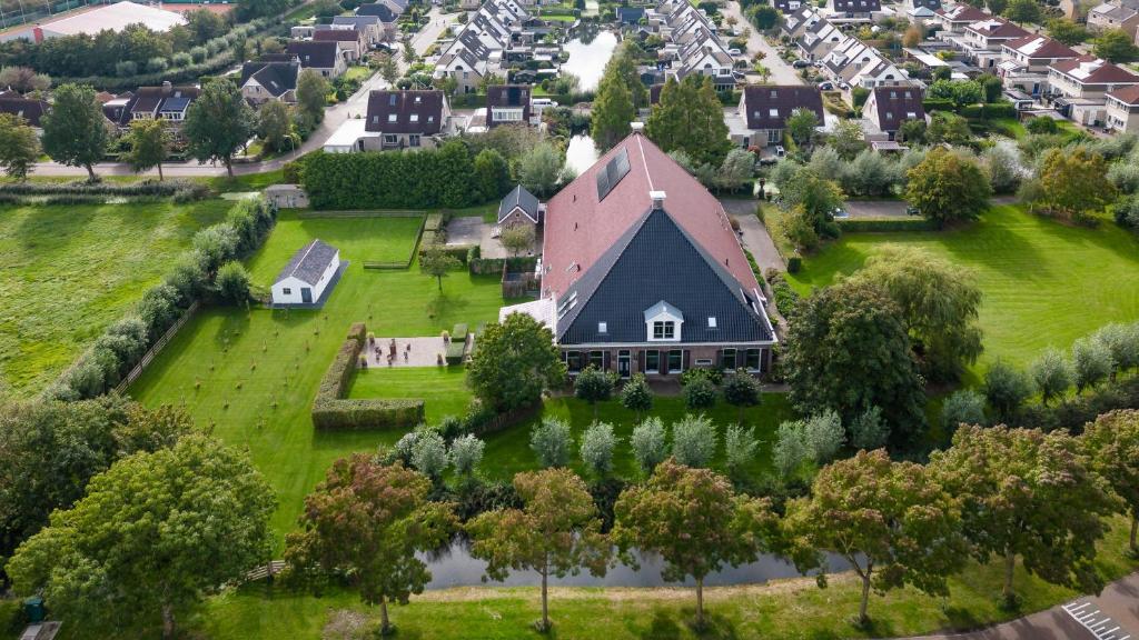 an aerial view of a house with a large yard at Aldehoeve-logies in Workum
