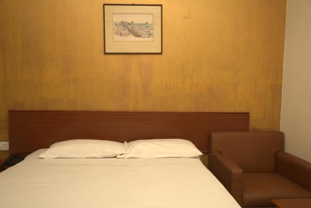 Postel nebo postele na pokoji v ubytování Kings Hotel Egmore