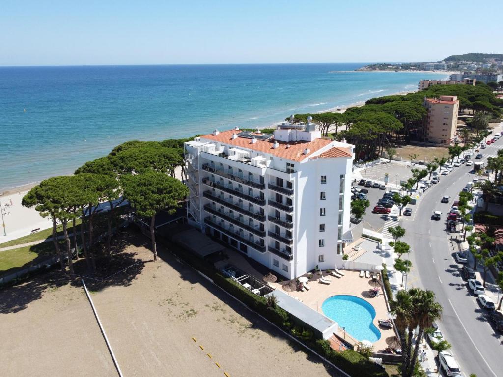 uma vista aérea de um hotel e do oceano em Hotel Best Terramarina em La Pineda