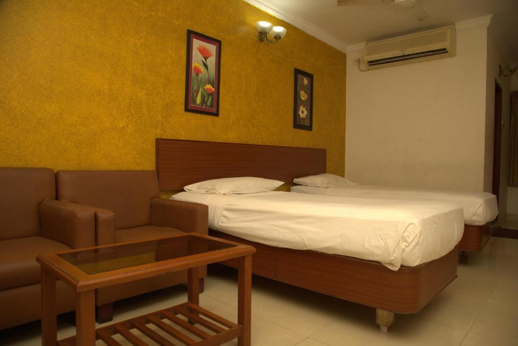 Postel nebo postele na pokoji v ubytování Kings Hotel Egmore