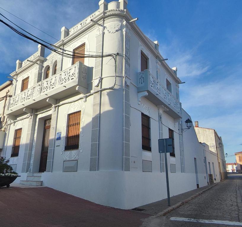 un edificio blanco al lado de una calle en Casa rural 3R, en Don Álvaro