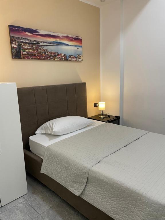 サレルノにあるGrilloのベッドルーム1室(ベッド1台付)が備わります。壁には絵画が飾られています。