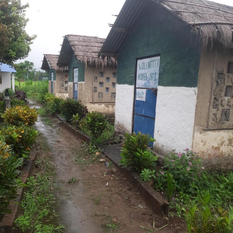 ein kleines Gebäude mit einem Schild auf der Vorderseite in der Unterkunft EcoPark in Meghauli