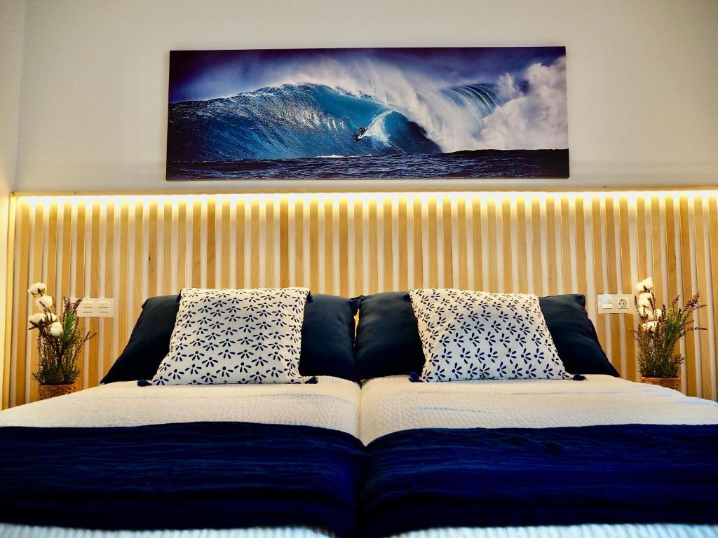 a bedroom with a bed with a painting on the wall at Apartamento en Bilbao in Bilbao