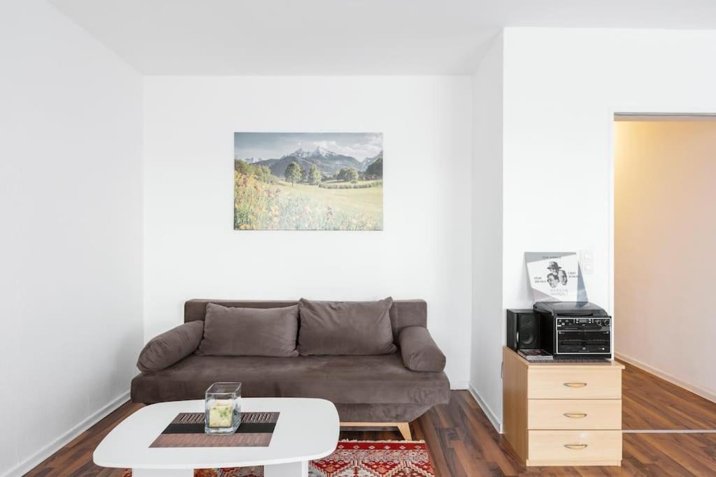 uma sala de estar com um sofá e uma mesa de centro em MaliDu Apartment Krefeld Düsseldorf em Krefeld