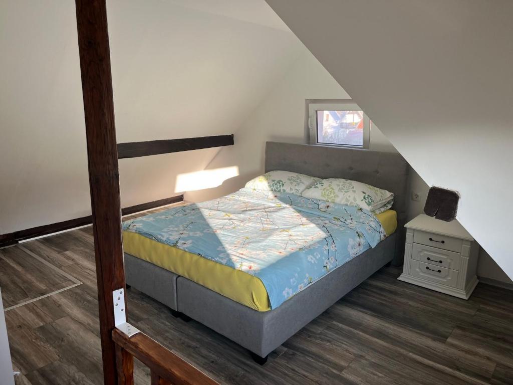 Habitación pequeña con cama y mesita de noche en Apartments Malivojevič, en Žirovnica