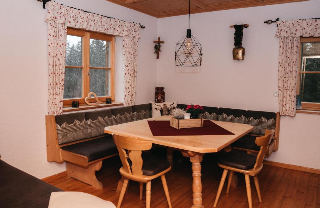 上斯陶芬的住宿－Alphütte Tronsberg，一间带木桌和椅子的用餐室