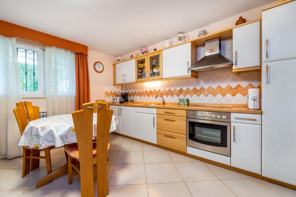 Kuchyň nebo kuchyňský kout v ubytování Apartments Nadica